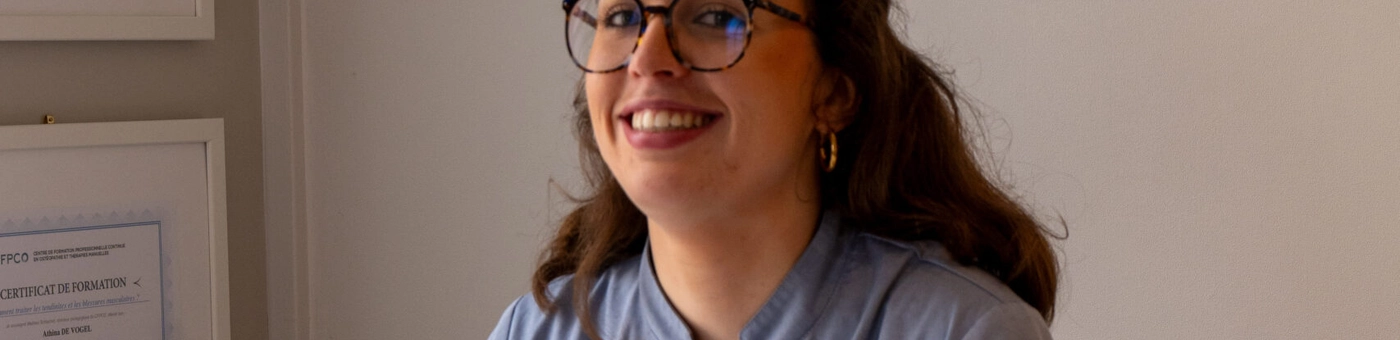 Athina de Vogel au bureau du cabinet, ordinateur ouvert
