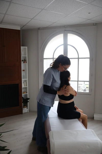 Athina de Vogel en séance d'ostéopathie avec une patiente enceinte sur la table