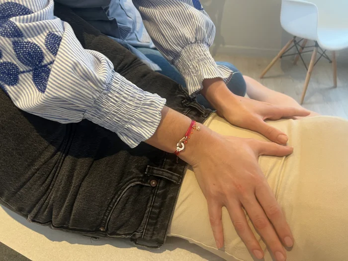 Travail manuel de la zone abdominale en séance