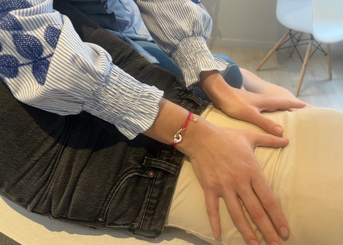 Travail manuel de la zone abdominale en séance