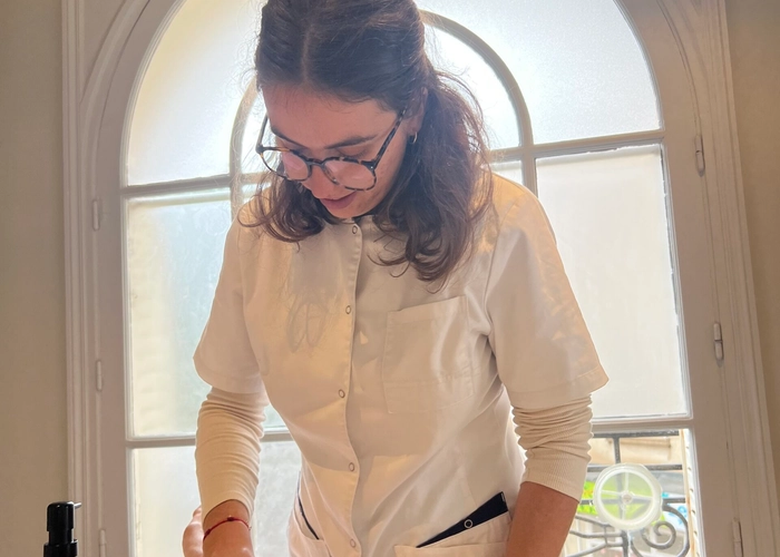 Massage de la cuisse avec huile lors d'une séance de méthode Renata França