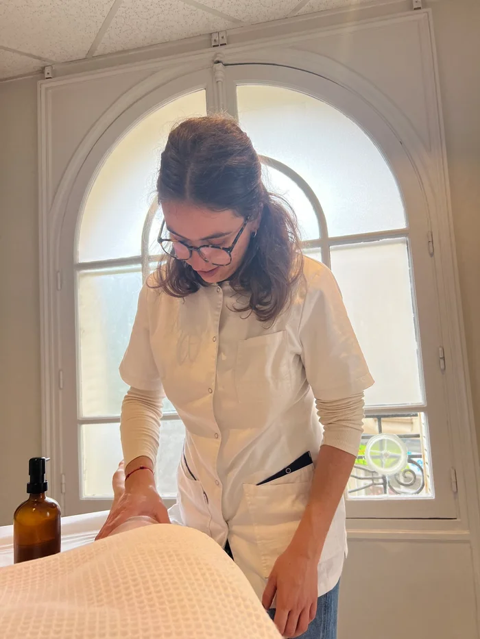 Massage de la cuisse avec huile lors d'une séance de méthode Renata França