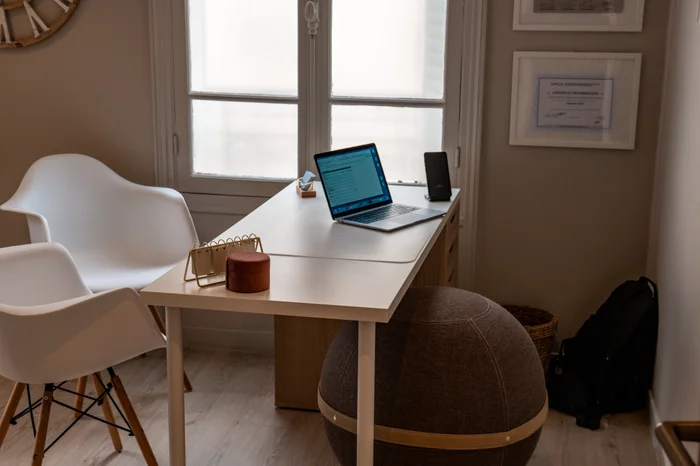 Espace d'anamnèse avec bureau et chaises