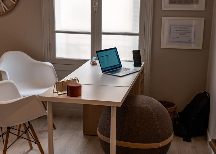 Espace d'anamnèse avec bureau et chaises