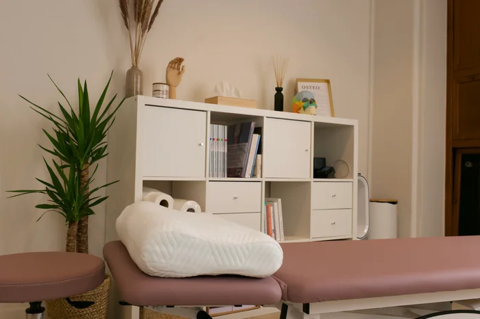 Table de consultation et décoration du cabinet