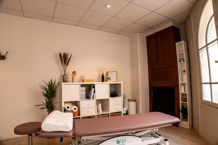 Vue globale de la table et de la décoration du cabinet d'ostéopathie à Suresnes