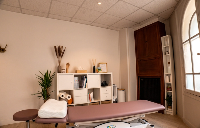 Vue globale de la table et de la décoration du cabinet d'ostéopathie à Suresnes