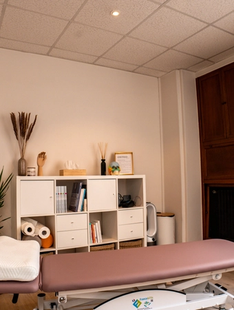Vue globale de la table et de la décoration du cabinet d'ostéopathie