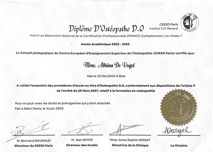 Diplôme d'ostéopathe D.O. d'Athina de Vogel délivré par le CEESO Paris
