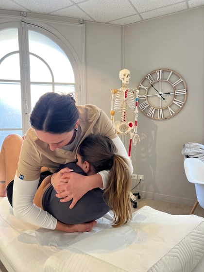 Plan rapproché sur les mains de Mathilda Renkowski pendant un travail lombaire