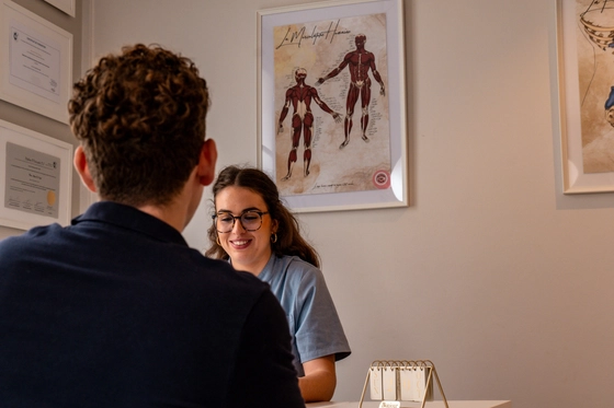 Athina de Vogel en début de consultation, anamnèse avec un patient