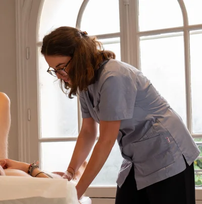 Portrait d'Athina de Vogel, ostéopathe D.O.