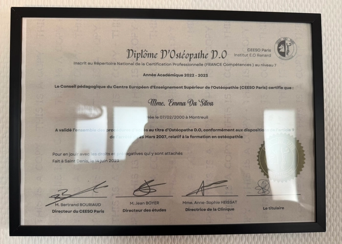 Diplôme d'ostéopathie affiché au cabinet