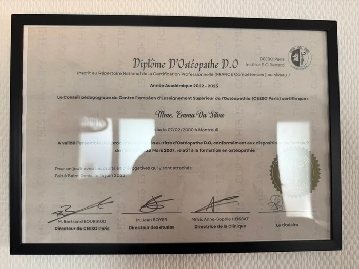 Diplôme d'ostéopathie affiché au cabinet