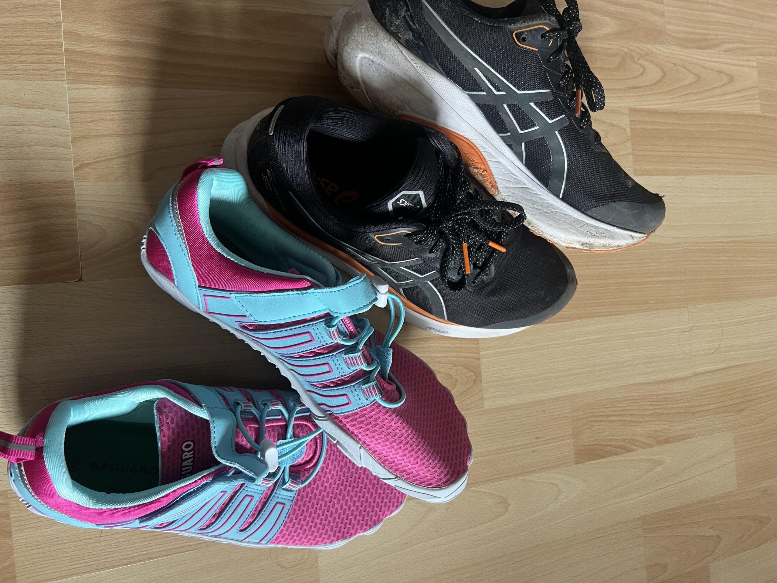 Autre vue de chaussures minimalistes pour illustrer l'adaptation du pied