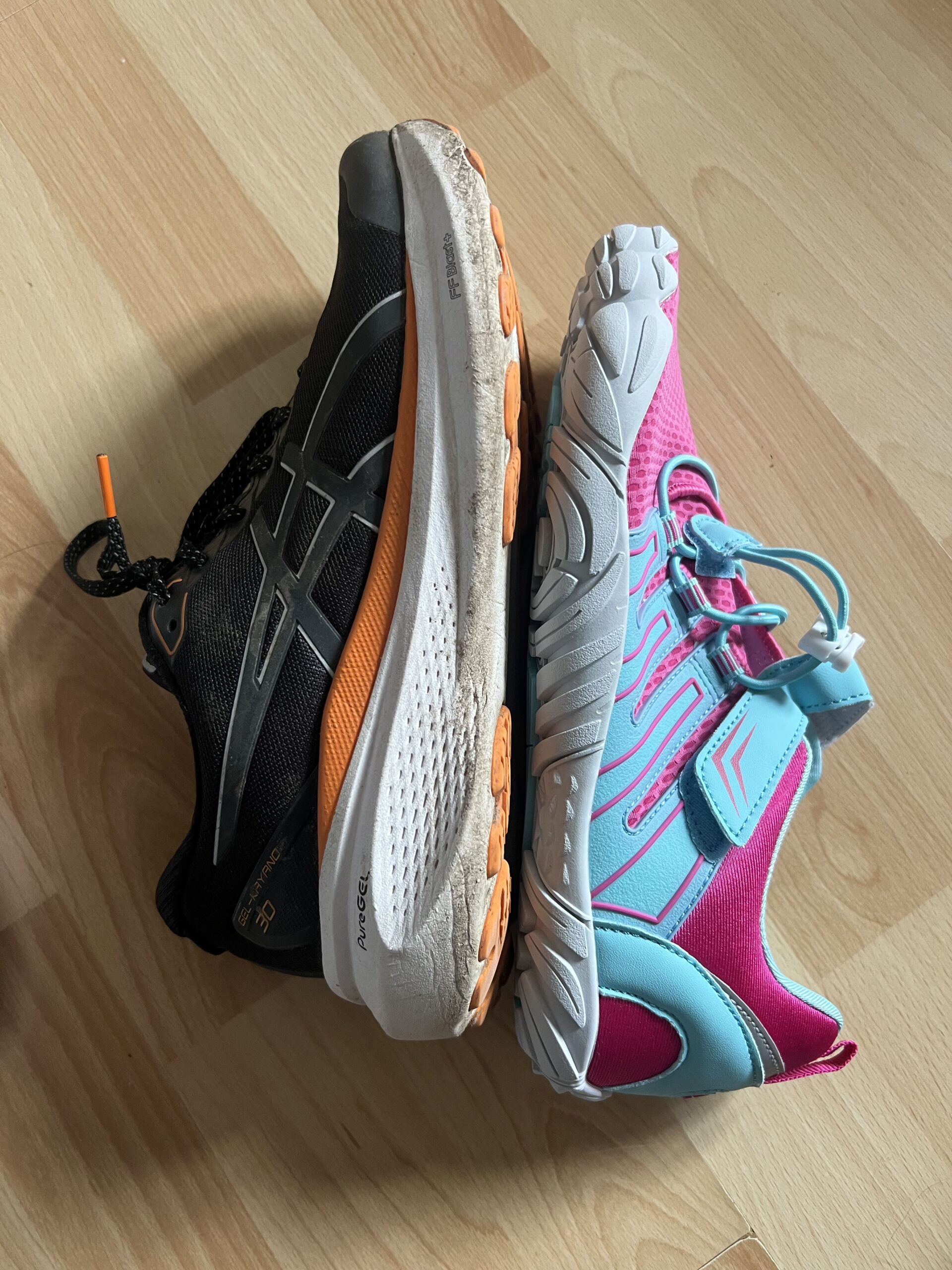 Deux modèles de chaussures minimalistes vus de côté pour comparer la souplesse et le drop