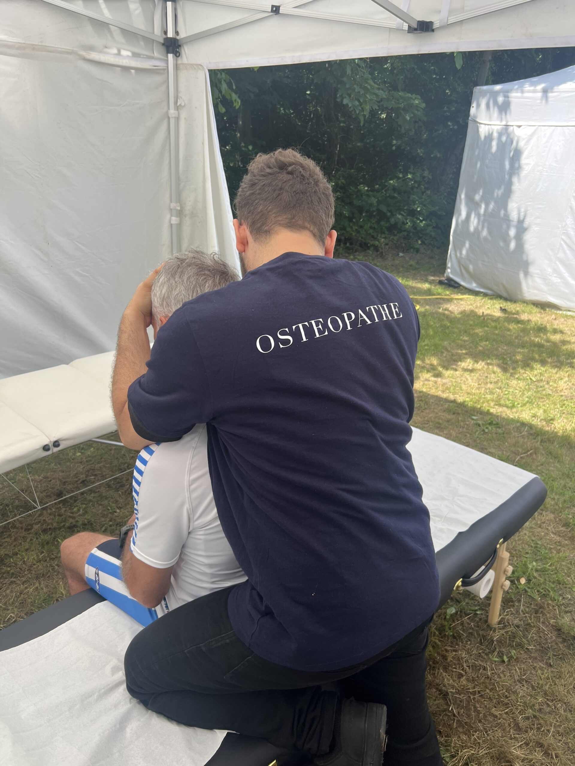 Ostéopathe qui manipule un joueur de rugby