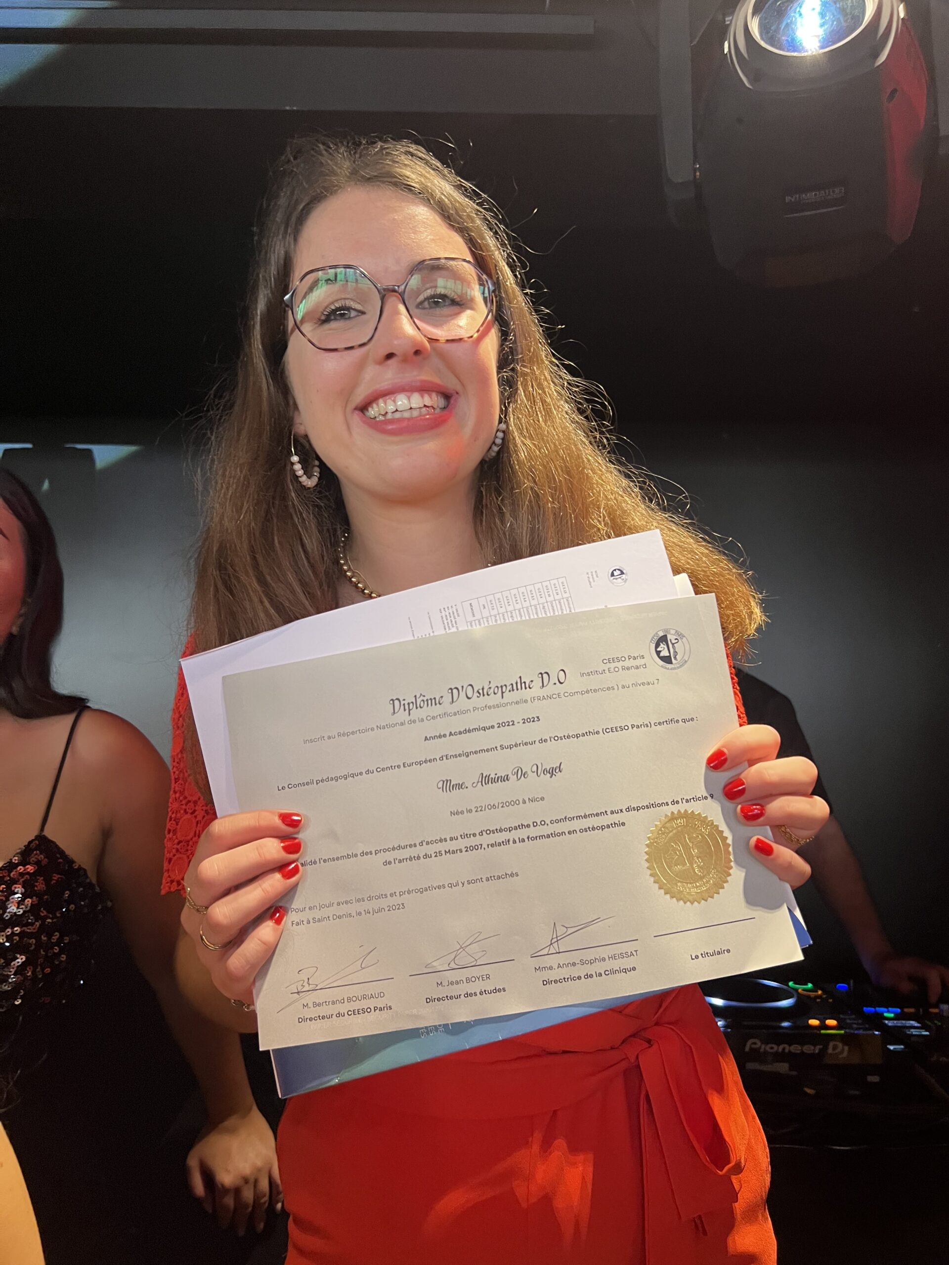 Athina de Vogel lors de sa cérémonie de diplôme au CEESO Paris
