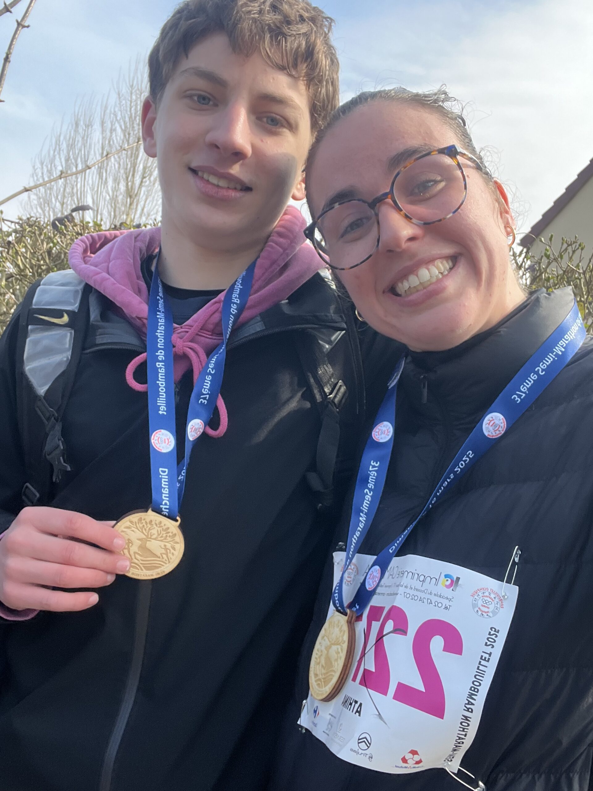 Fin de semi-marathon avec médailles