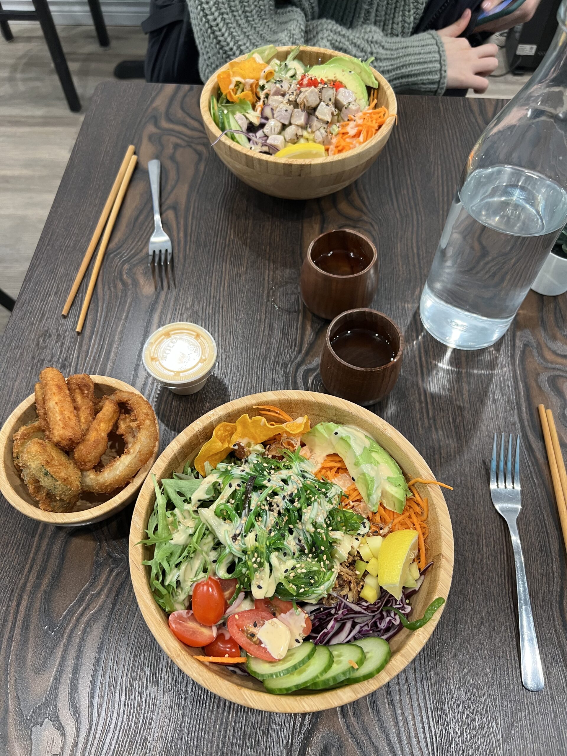 Poke bowls sur une table