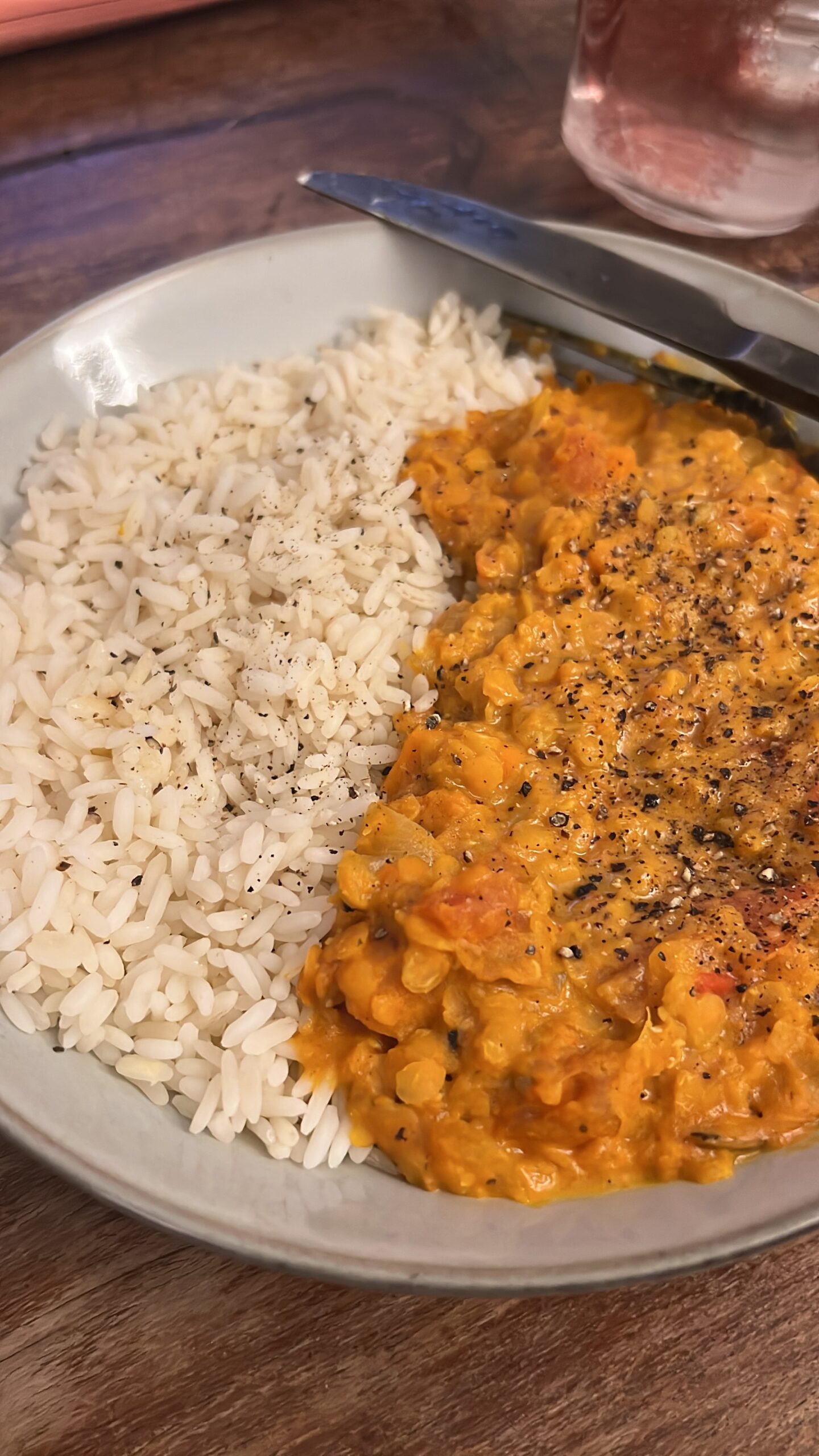 plat simple à base de riz blanc, repère alimentaire souvent évoqué pour l'hygiène de vie