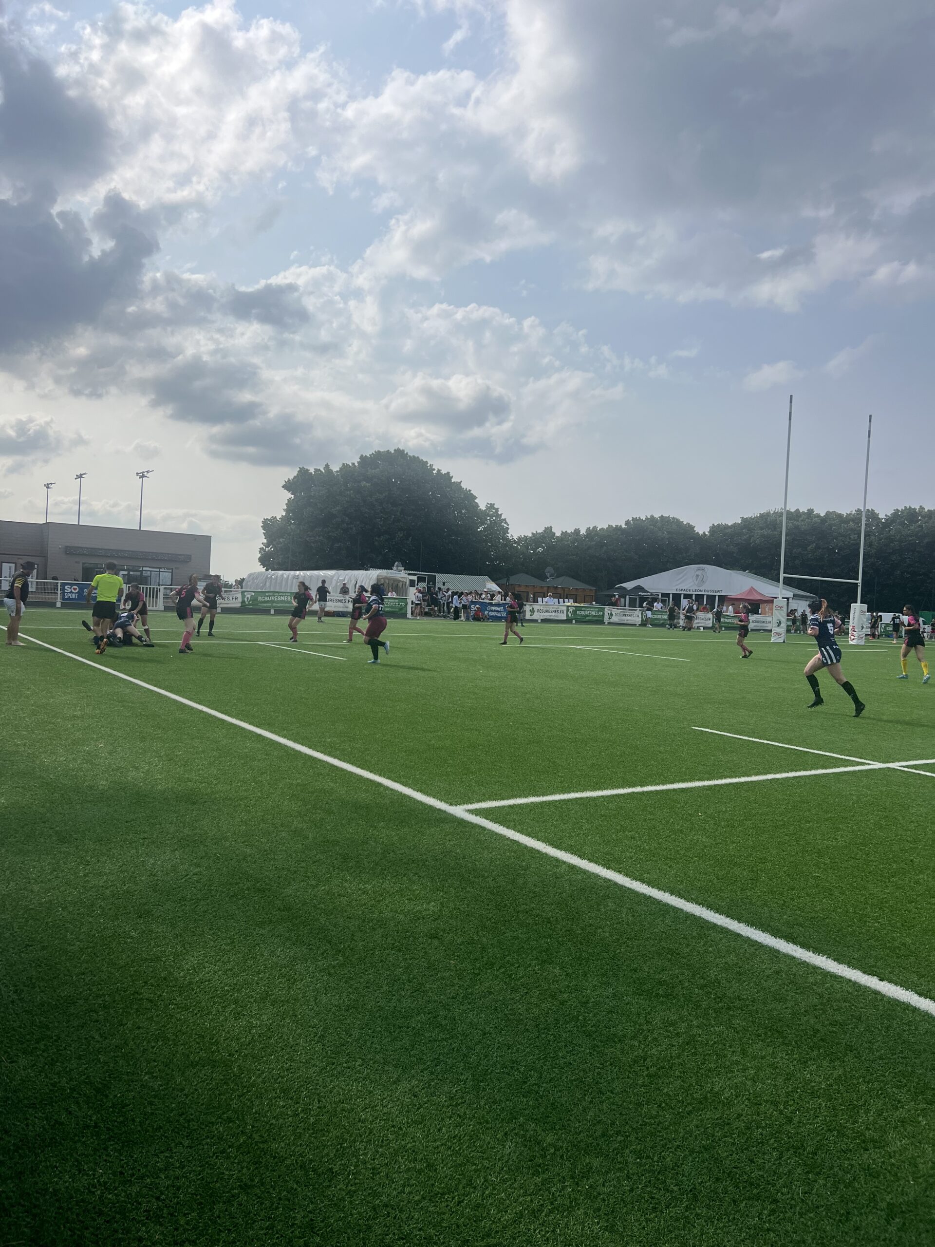 Terrain de rugby à Suresnes pendant un match, dans un cadre sportif local.