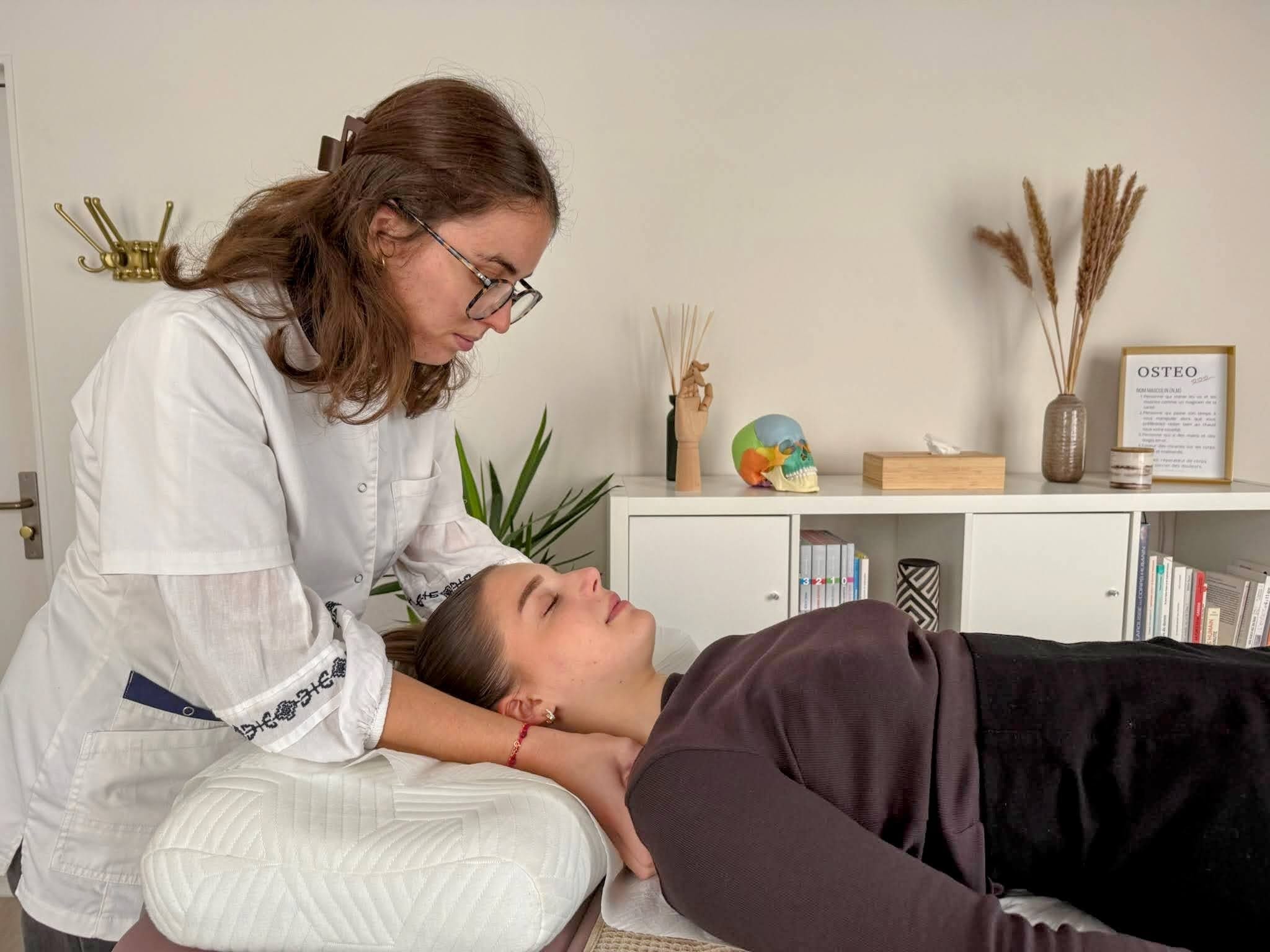 Consultation manuelle au niveau des cervicales, avec un geste adapté au patient.