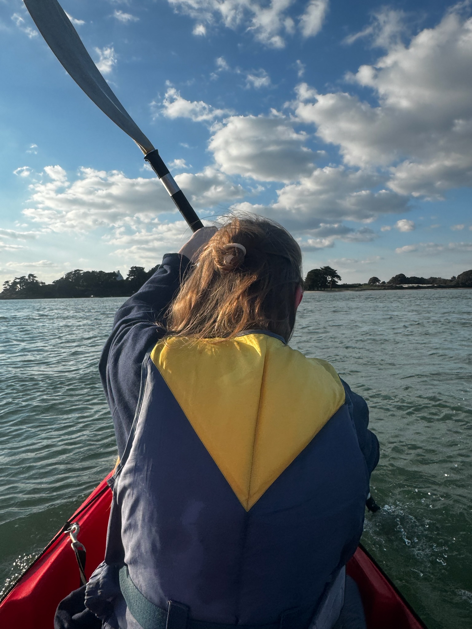 Activité nautique sollicitant le dos et les épaules en extérieur.