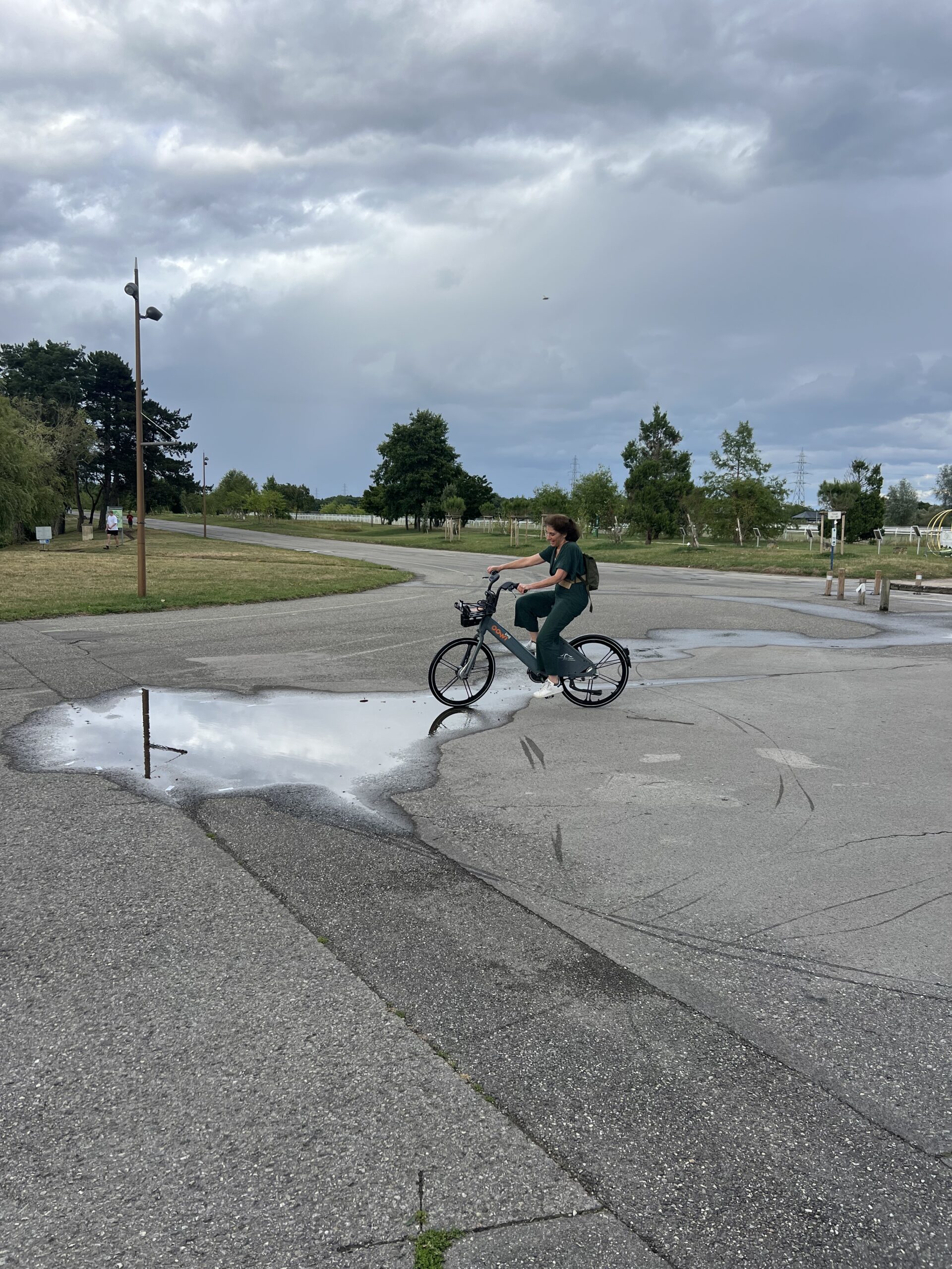 Pratique sportive en extérieur, avec vélo et espace ouvert.