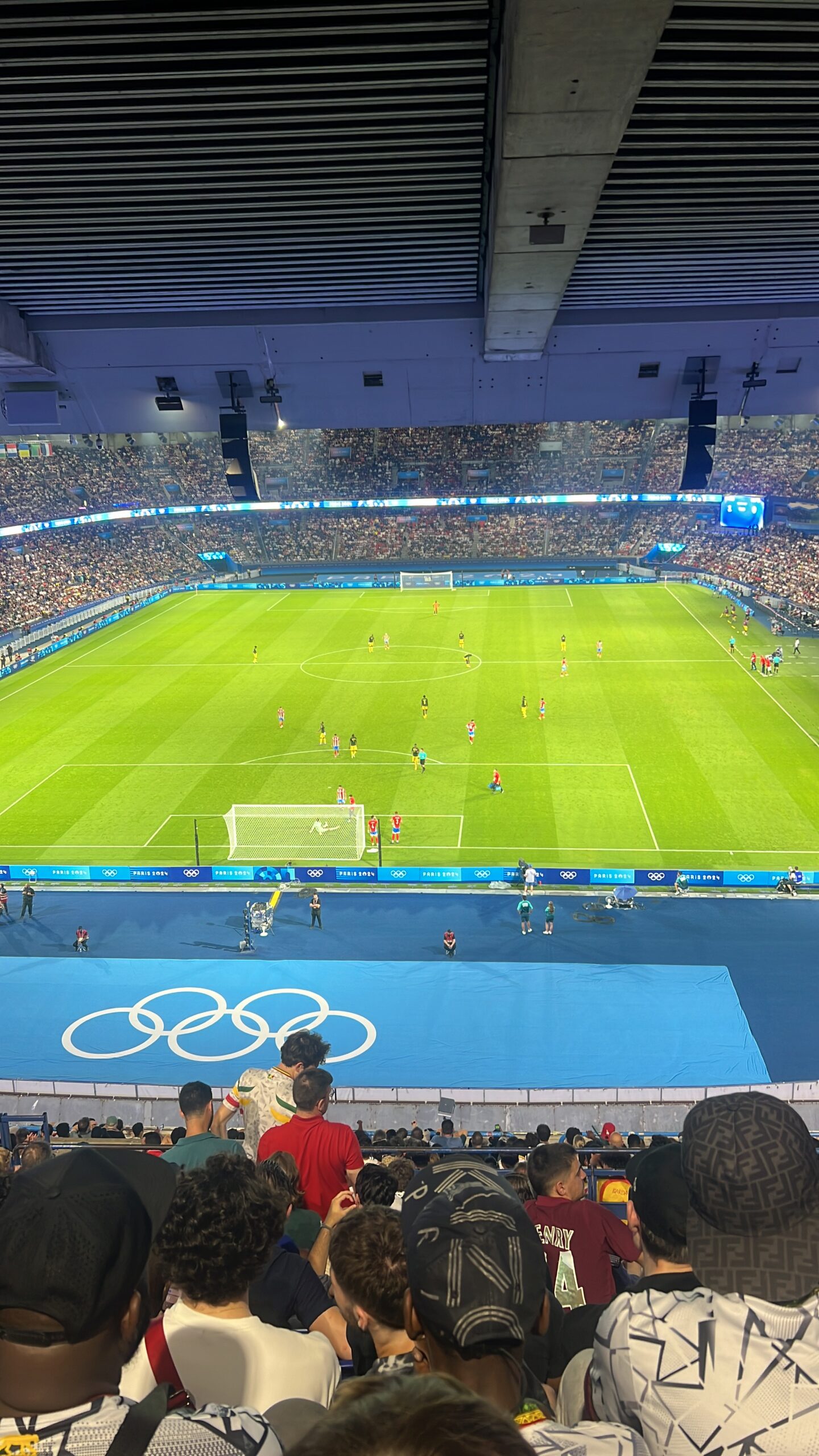 Terrain de football dans un grand stade, en lien avec la pratique en club.