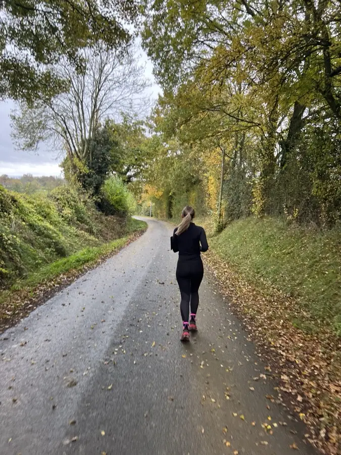 Course en extérieur sur une route vallonnée, en lien avec les contraintes du relief.
