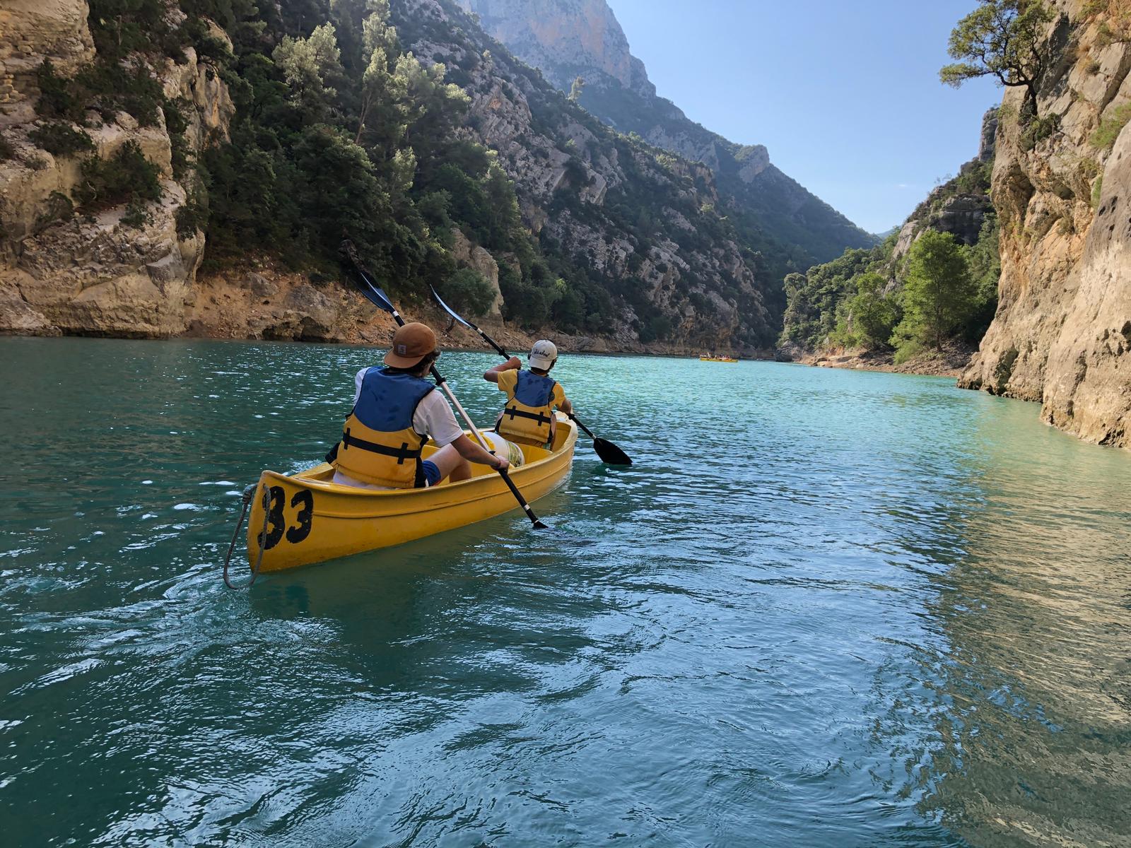 Pratique nautique en kayak, avec effort du dos, des épaules et du tronc.