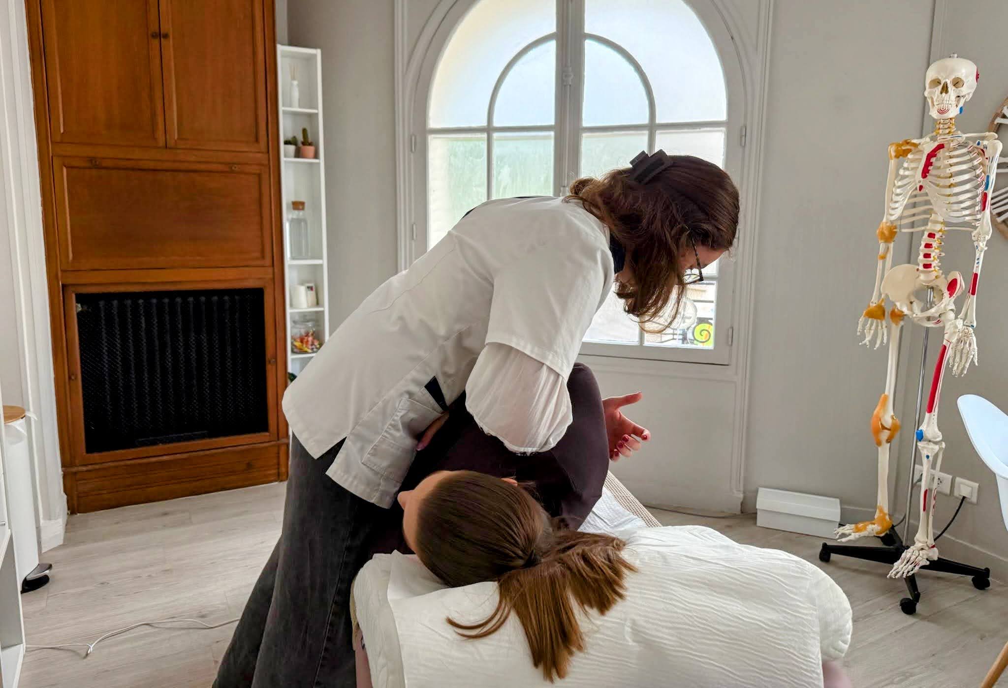 Séance d’ostéopathie adulte au cabinet, avec travail manuel doux sur la région lombaire.