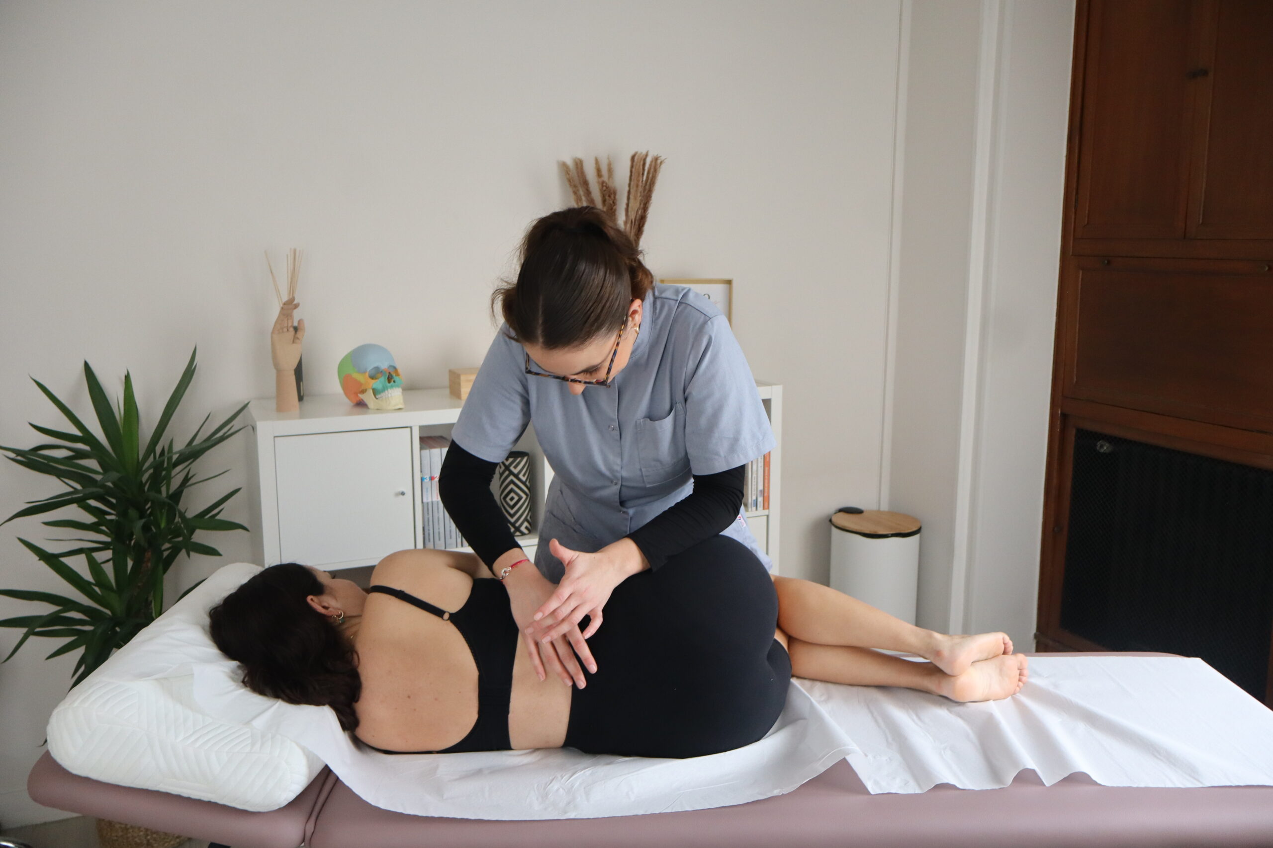 Ostéopathe pendant la grossesse : quand et pourquoi consulter