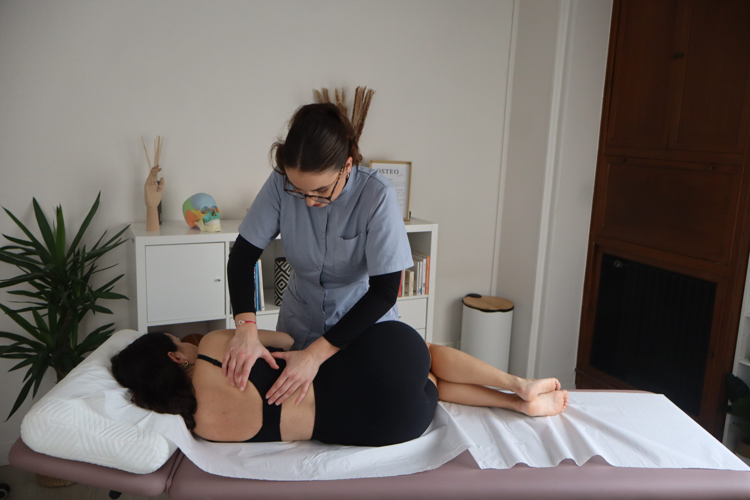 athina de vogel traitement femme enceinte douleurs lombaires photo horizontale complete2 concentration - comprendre la mécanique lombaire - pourquoi renforcer son périnée peut soulager votre dos ?