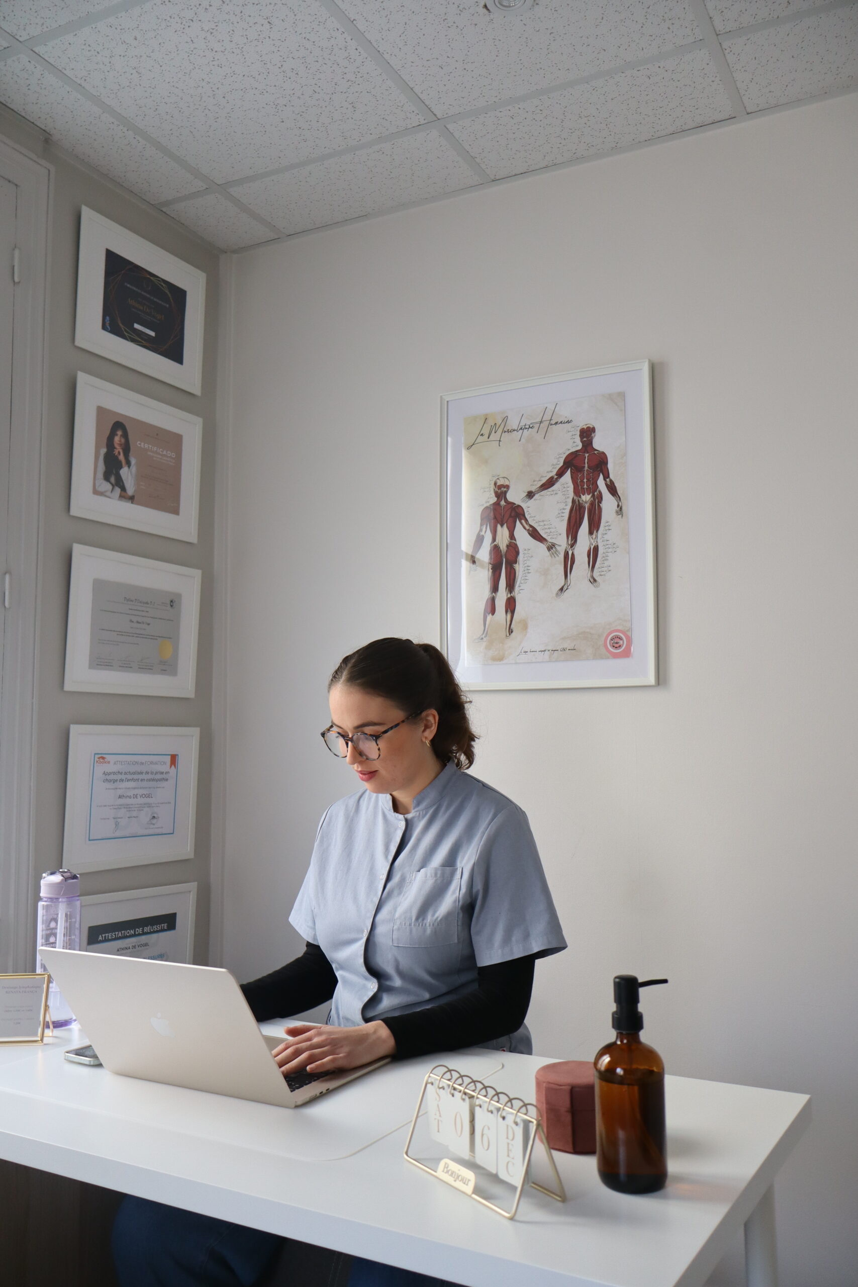 photo athina de vogel travaille concentree sur son ordinateur3 - synthèse - ostéopathie et stress : soulager les tensions liées à l'anxiété