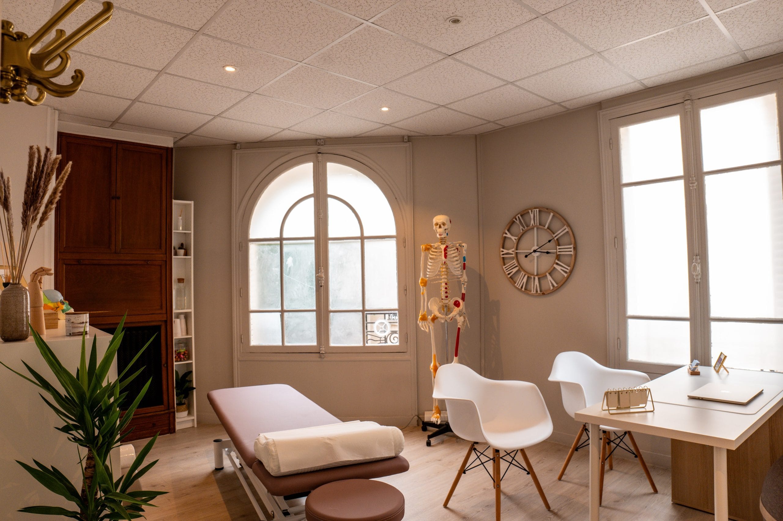 Vue globale du cabinet et de la table de consultation